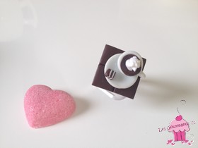 Bague Tasse de café sur carreaux de chocolat