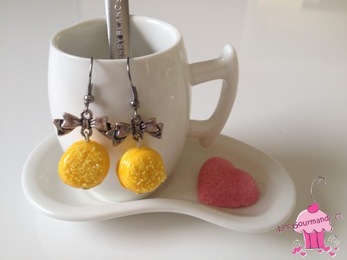 Boucle pendante macaron